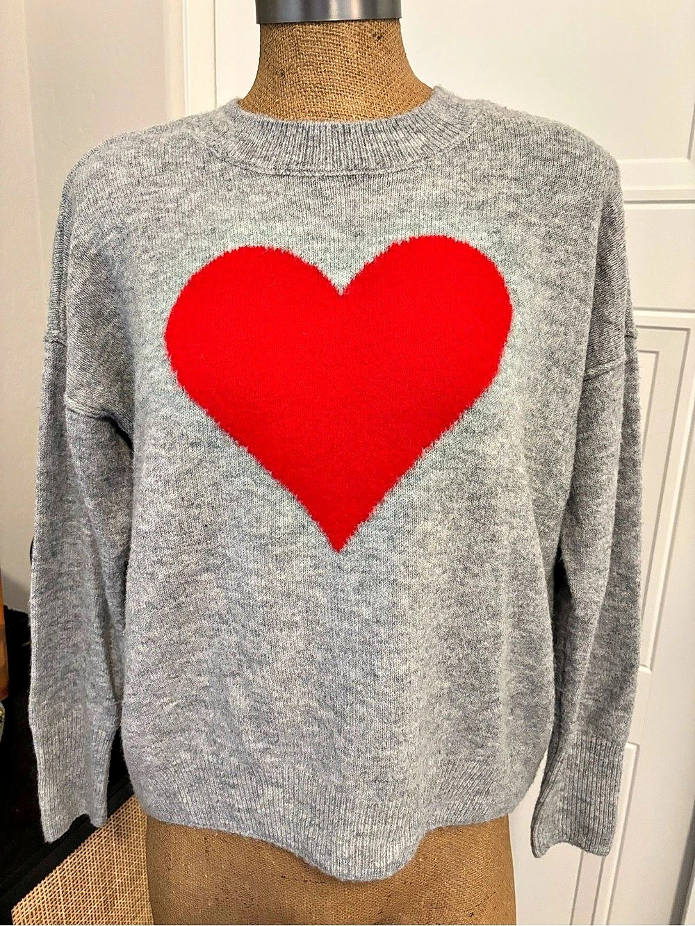 Vince Camuto Heart Sweater in Gray & Red Size Small